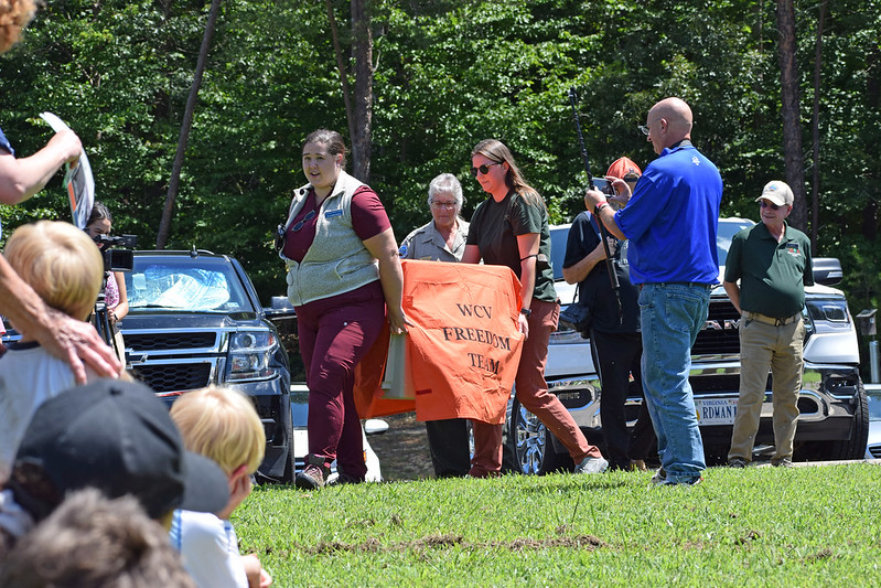 La Dra. Karra Pierce y su equipo sacan el portaaviones con el águila dentro.