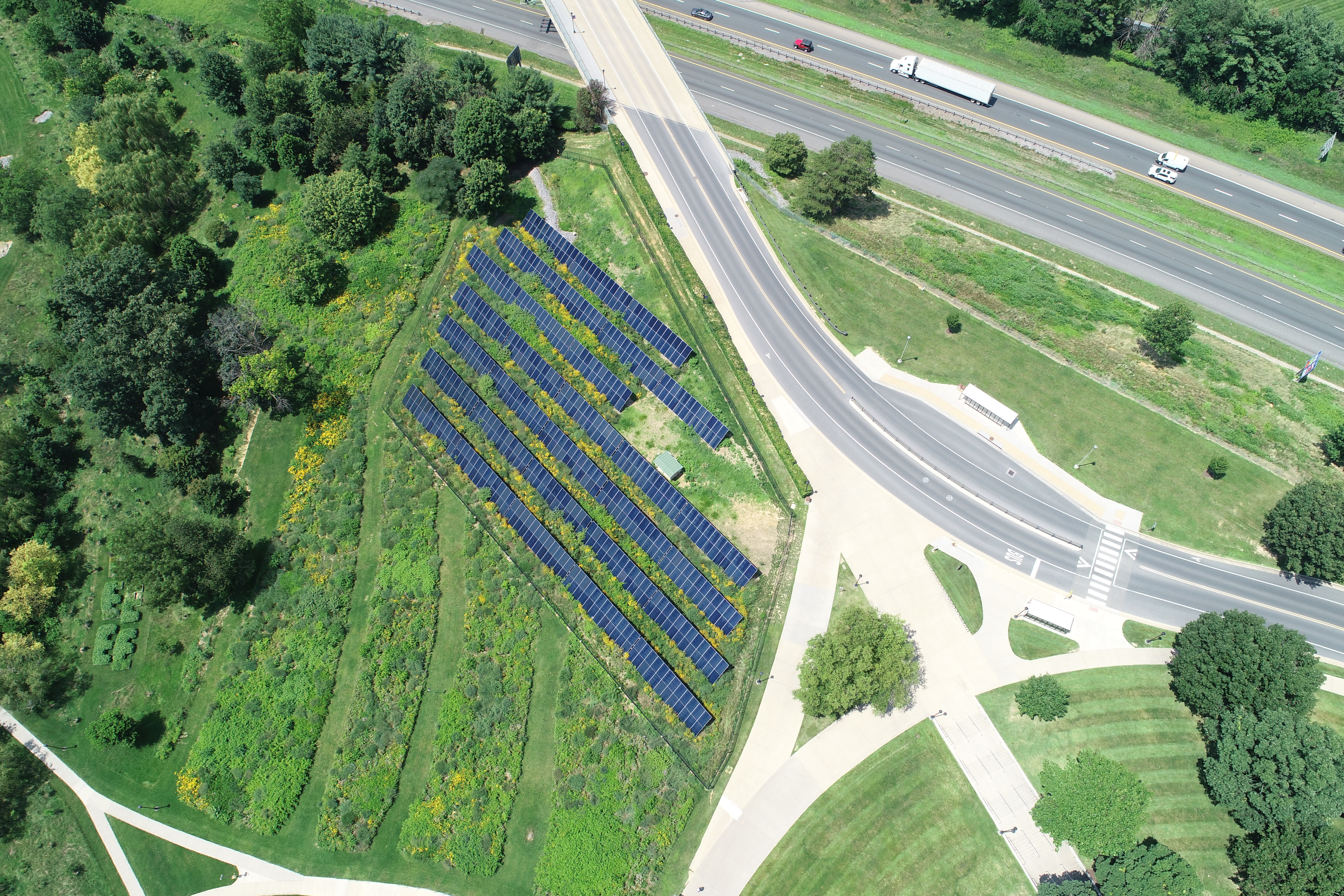 Instalación solar en la ladera del campus este de la Universidad James Madison (JMU) en Harrisonburg, vista aérea foto Instalación solar de JMU