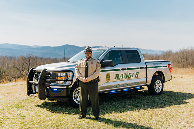 Guardabosques de las fuerzas del orden con visitante del parque