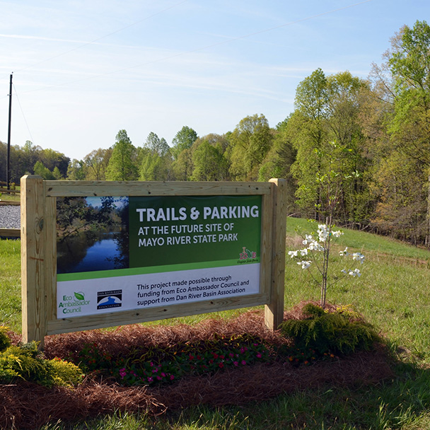 Letrero del sendero en el río Mayo