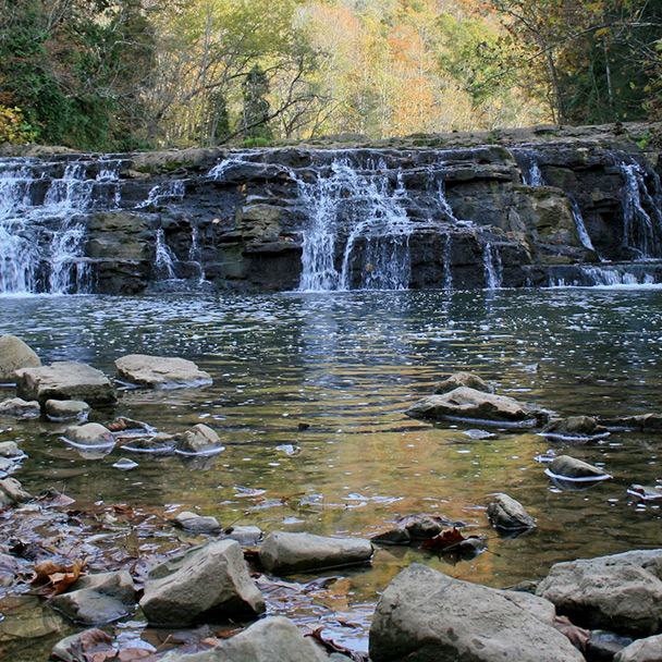 Encuentra un río pintoresco