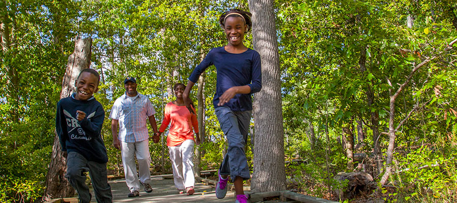 Senderismo familiar en el Parque Estatal Belle Isle Senderismo familiar en el Parque Estatal Belle Isle