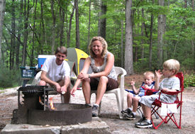 Familia alrededor de la fogata.