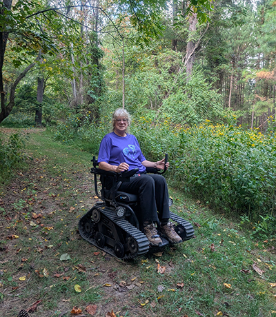 Sharon Lynn Ramsey usa la silla de ruedas todo terreno en el Parque Estatal Claytor Lake. Foto por Cynthia Neighbors Sharon Lynn Ramsey usa la silla de ruedas todo terreno en el Parque Estatal Claytor Lake
