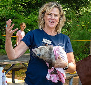 Critter se encuentra con A.W.A.R.E. Foto cortesía de Michael Summers