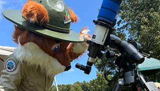 Parker Redfox mira a través de un telescopio