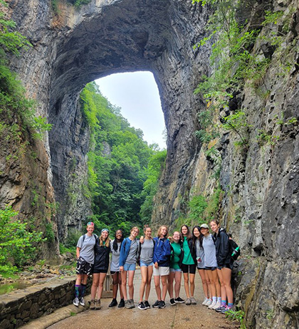 Miembros de YCC en el Parque Estatal Natural Bridge