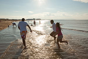 Familia cerca de la playa